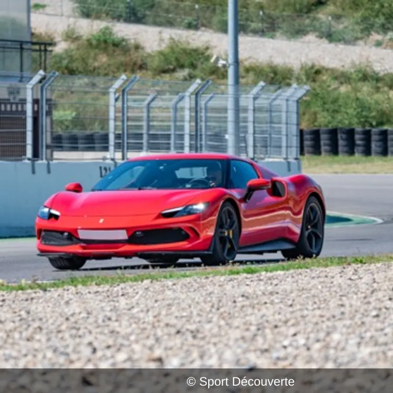Pilotage Ferrari 296 GTB sur le circuit de l’Anneau du Rhin