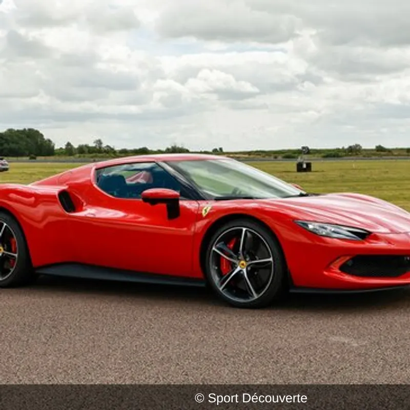 Pilotage Ferrari 296 GTB sur le circuit de Magny-Cours