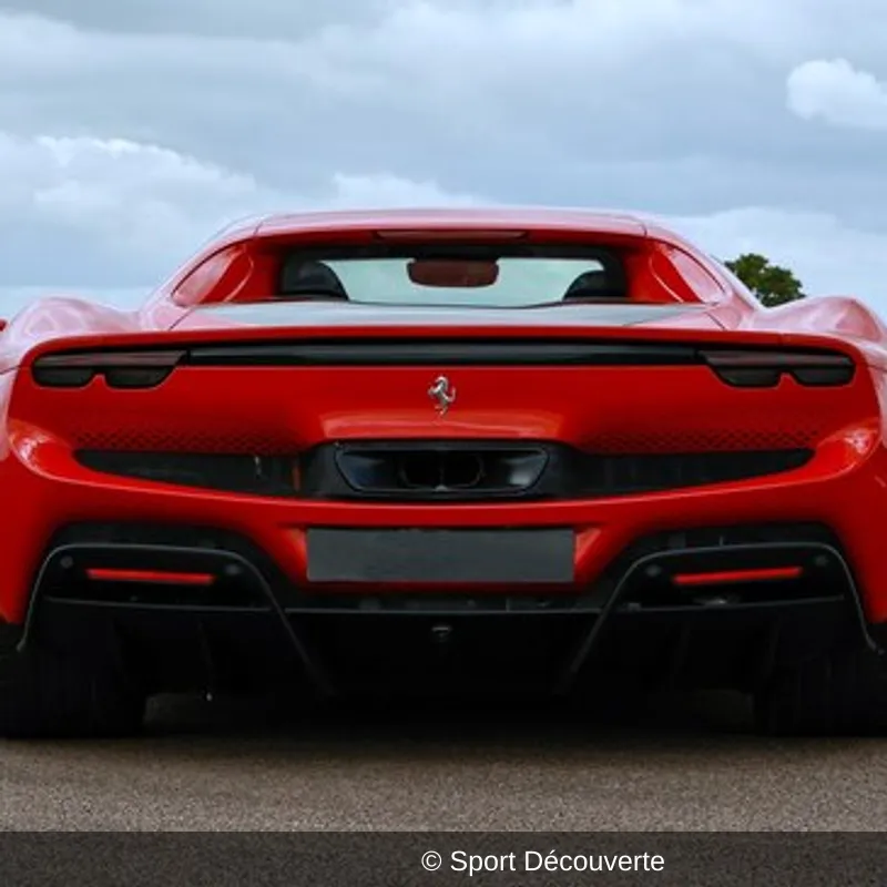 Pilotage Ferrari 296 GTB sur le circuit de St-Laurent-de-Mure
