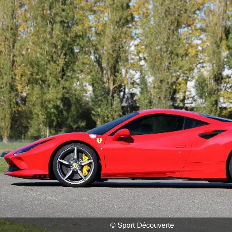 Pilotage Ferrari F8 Tributo sur le circuit de Montlhéry