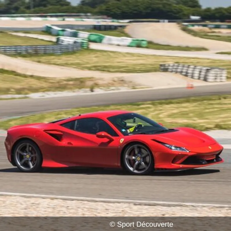 Pilotage Ferrari F8 Tributo sur le circuit de Pouilly-en-Auxois