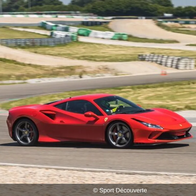 Pilotage Ferrari F8 Tributo sur le circuit du Bourbonnais