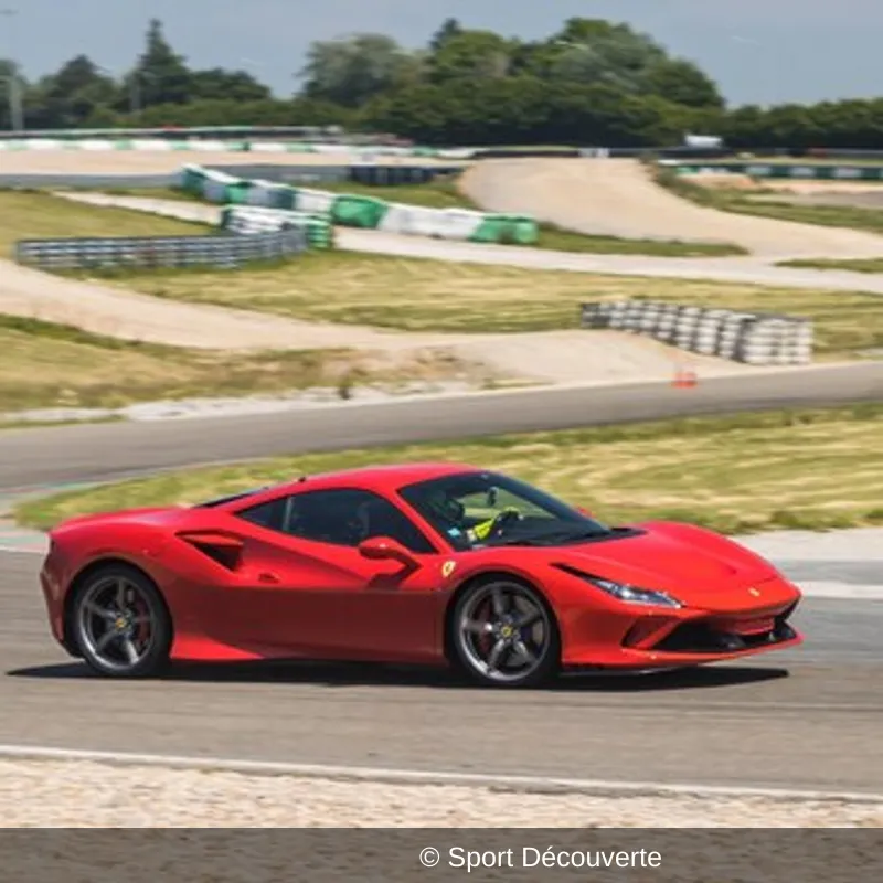 Pilotage Ferrari F8 Tributo sur le circuit du Mas du Clos
