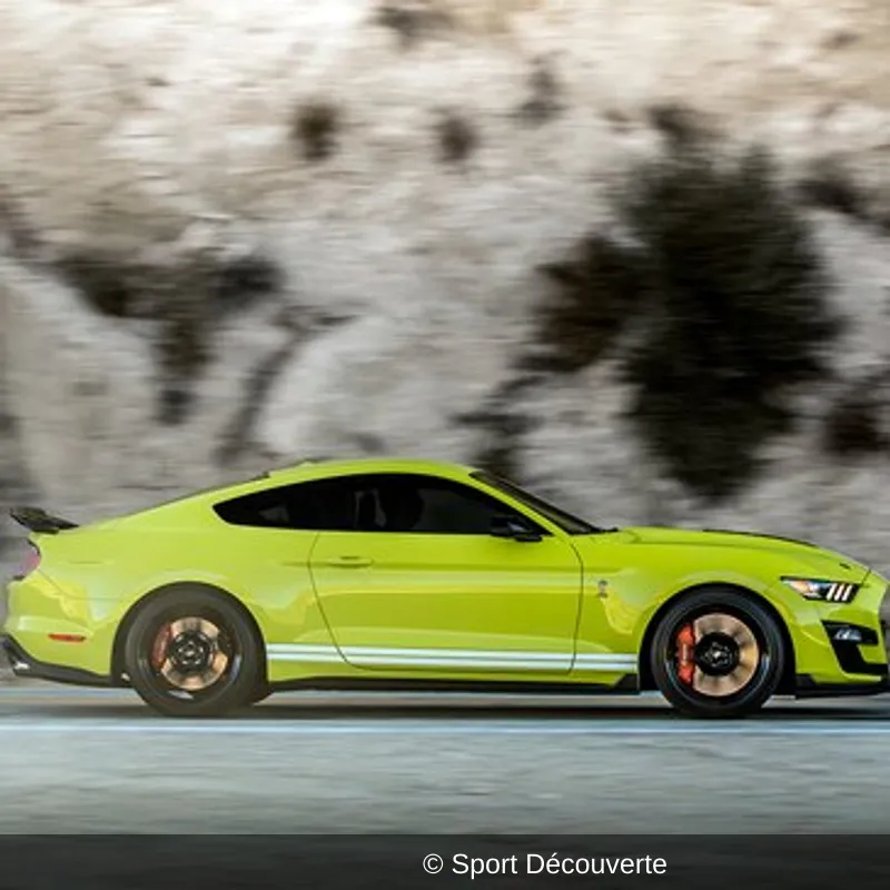 Pilotage Ford Mustang GT500  sur le circuit de Montlhéry