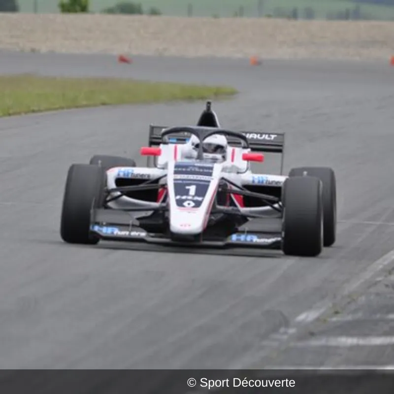 Pilotage Formule 3 sur le circuit du Val de Vienne