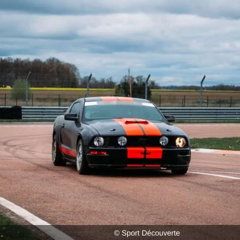 Pilotage Mustang V8 sur le circuit de la Ferté Gaucher