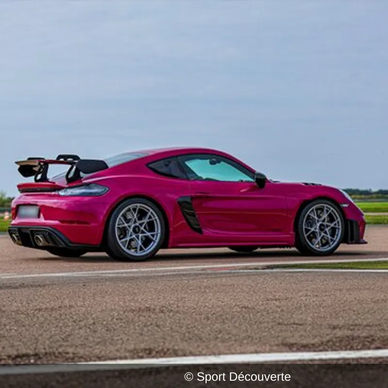Pilotage Porsche 718 Cayman GT4 RS sur le circuit de Mirecourt