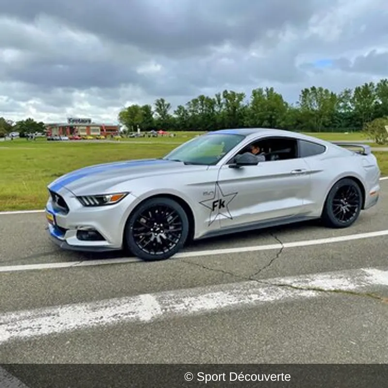Pilotage pour Enfant en Ford Mustang V8 sur le circuit de Dreux
